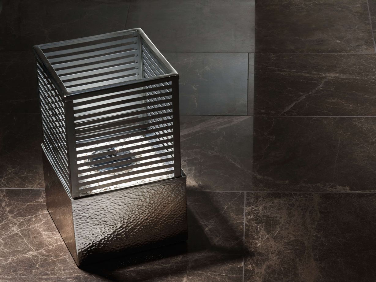Emperador Donkere tegels met decoratieve lamp