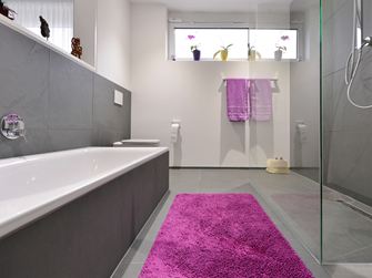 Grijze tegels gelegd in een badkamer