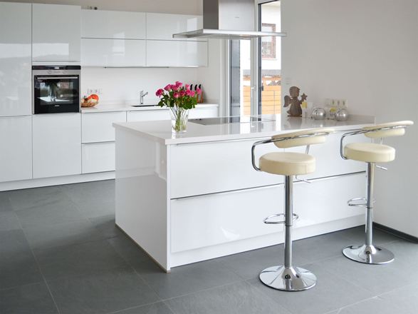 Grijze tegels in een moderne keuken