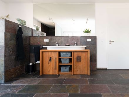 Pauwen tegels in een modern-rustieke badkamer