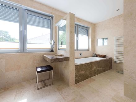 Elegante badkamer met Classic Light travertin