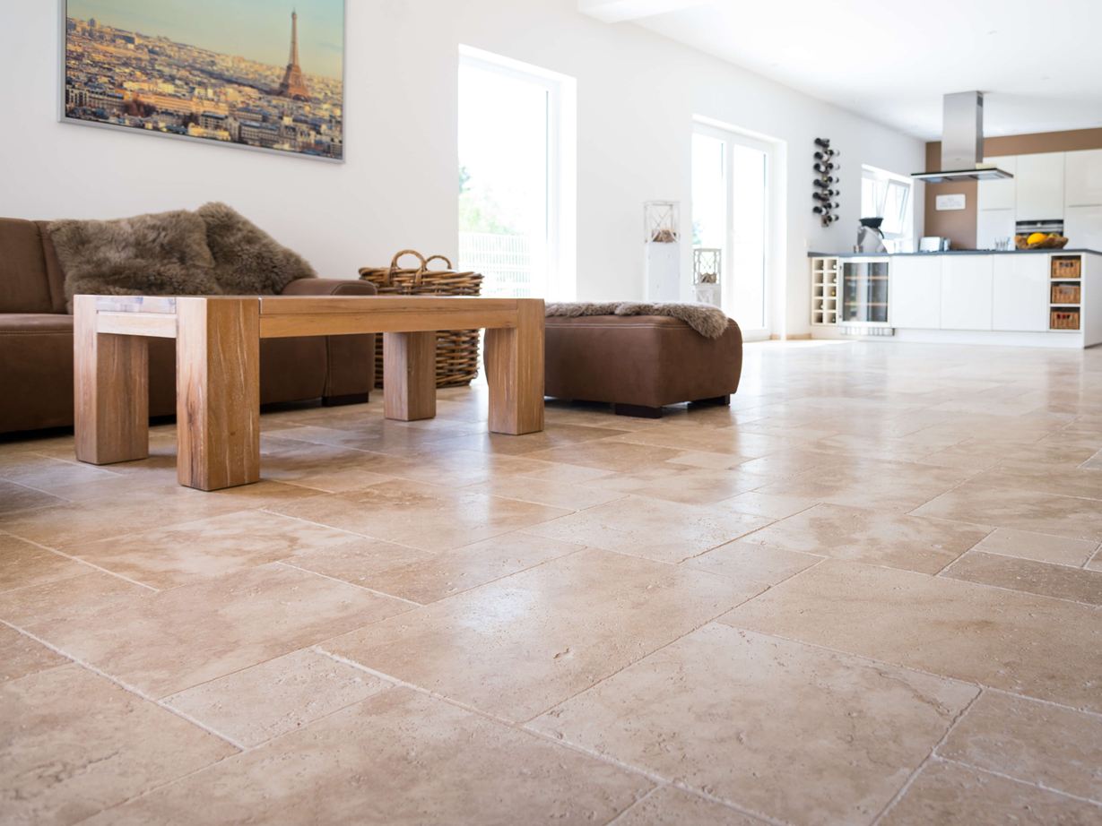 Woonkamer met medium travertin tegels