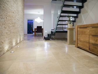 Entree met Medium Line travertin tegels