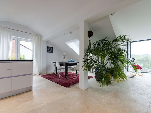 Ruime flat met travertin tegels van Medium Line