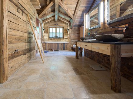 Wellness badkamer met hout en rustieke travertin tegels