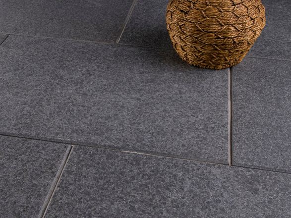 Donker basalt Black Beauty met decoratie