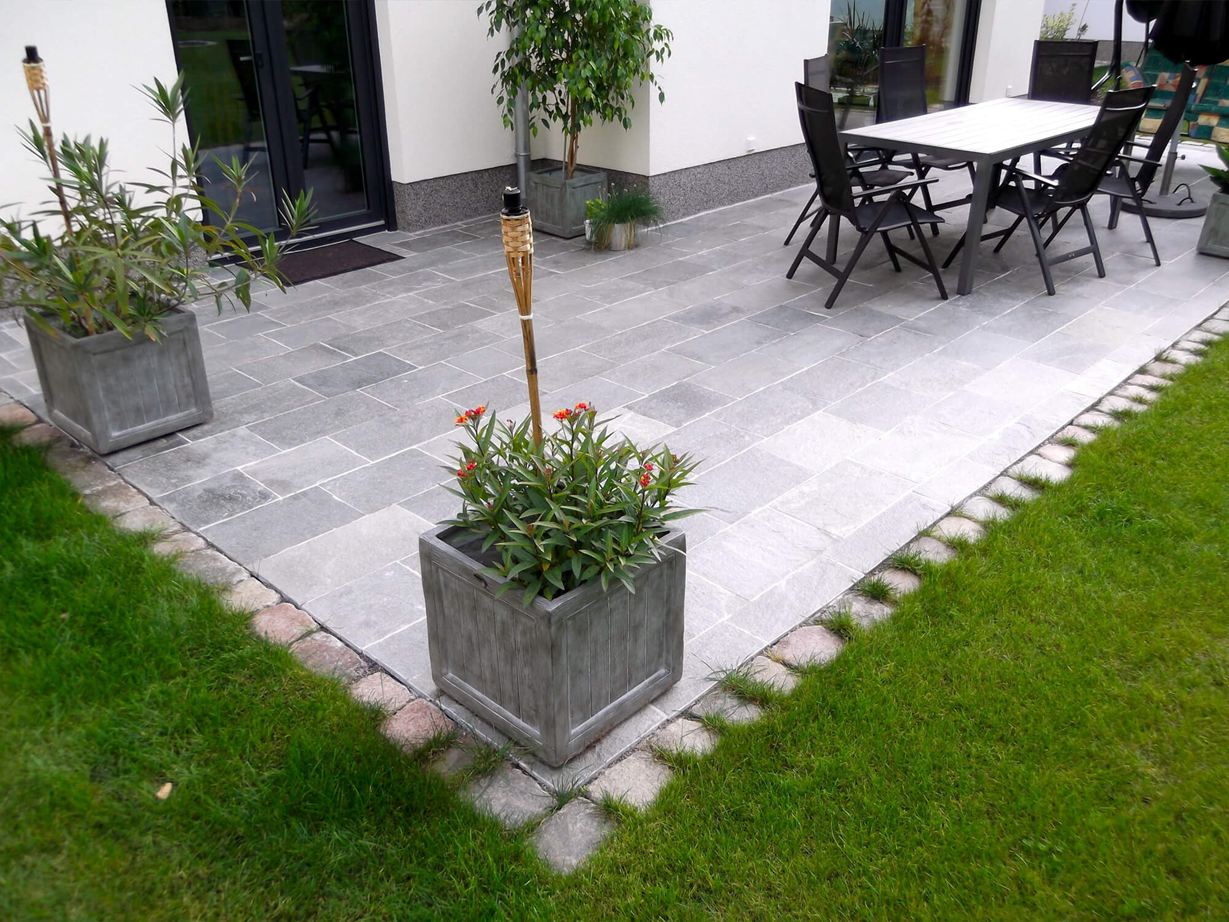 Klantenfoto: Kavalas kwartsiet platen, gezaagd en gespleten, gelegd op terras, zicht op een hoek