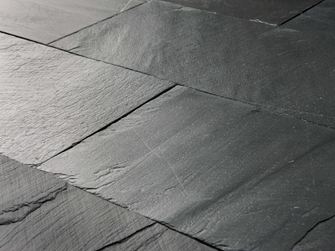 Close-up van geÃ¯nstalleerde Black Rustic leisteenplaat met gespleten oppervlak