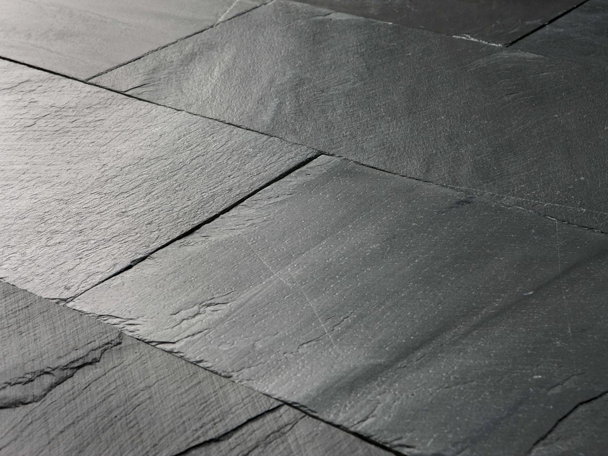 Close-up van geÃ¯nstalleerde Black Rustic leisteenplaat met gespleten oppervlak
