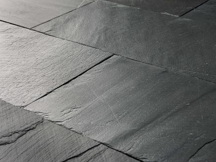 Close-up van geÃ¯nstalleerde Black Rustic leisteenplaat met gespleten oppervlak