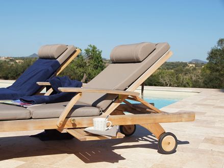 Ligstoelen op travertin medium terras