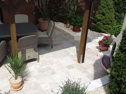 Middelhoge platen, terras met rotan zithoek