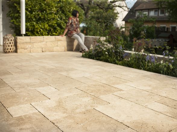 Klantenfoto: Travertin Medium SELECT terras kikkerperspectief