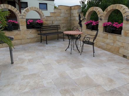 Klantenfoto: Middelzware SELECT platen, Romeins verband, gelegd op een mediterraan terras met ronde bogen, bloemen en terrasbank
