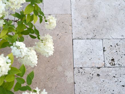Puur natuur: bloemen en travertin