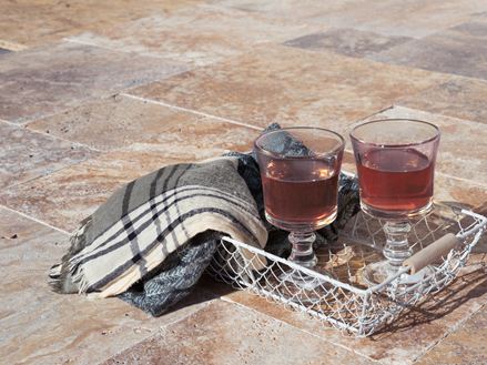 Drankjes op travertijn terras Scabas