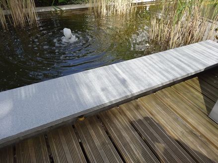 Granieten vijveromranding