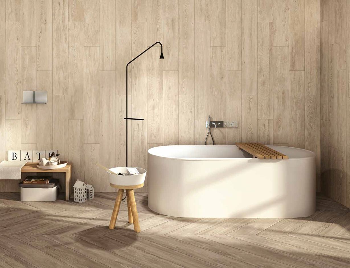 Moderne badkamer met beige keramische tegels op de muren en vloer