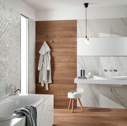 Badkamer met houtlook porcellanato tegels op de vloer en wanden