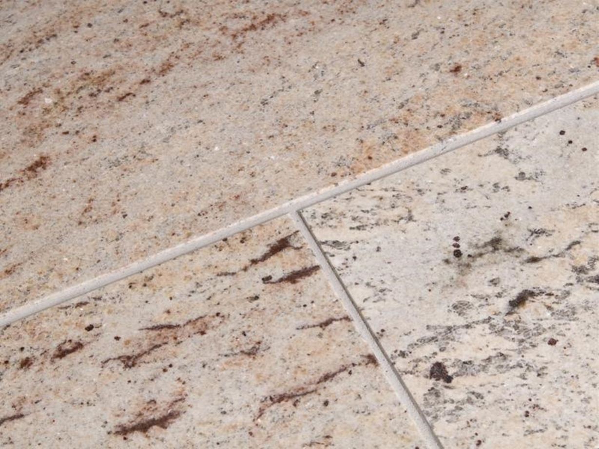 Granieten tegels Shivakashi gepolijst in beige met donkere insluitsels