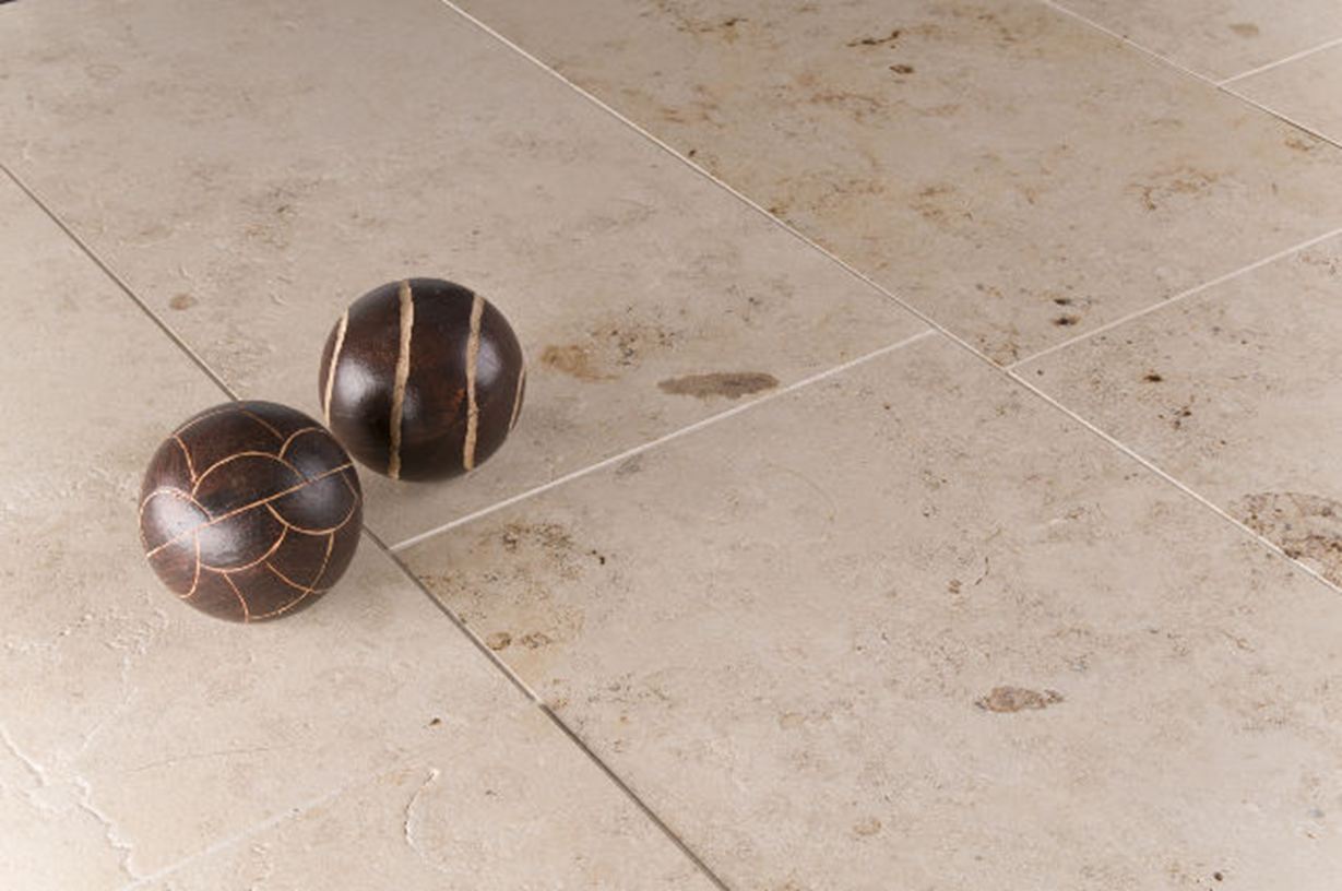 Close-up van Jura Geel kalksteen met twee decoratieve bollen