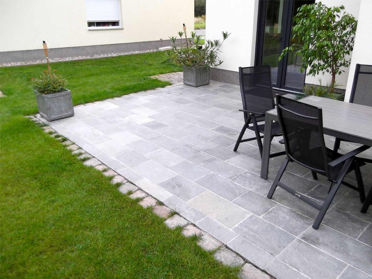 Klantenfoto: Kavalas kwartsiet platen, gezaagd en gespleten, gelegd op terras