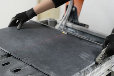 Natuursteen kan nauwkeurig worden gezaagd met een laser of meetschaal