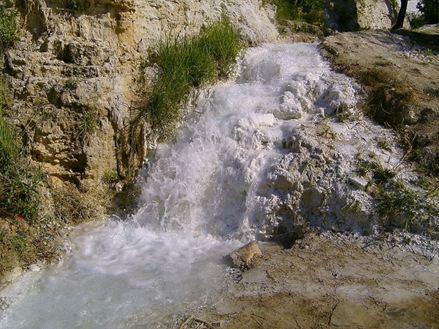 Een waterval in travertijnsteen