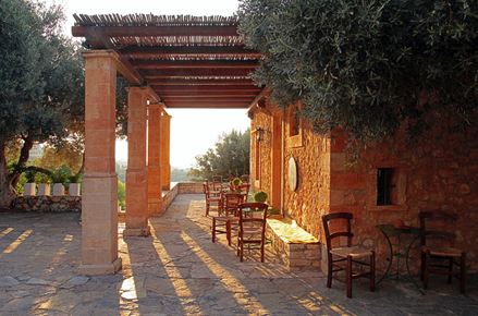Mediterrane pergola in het avondlicht